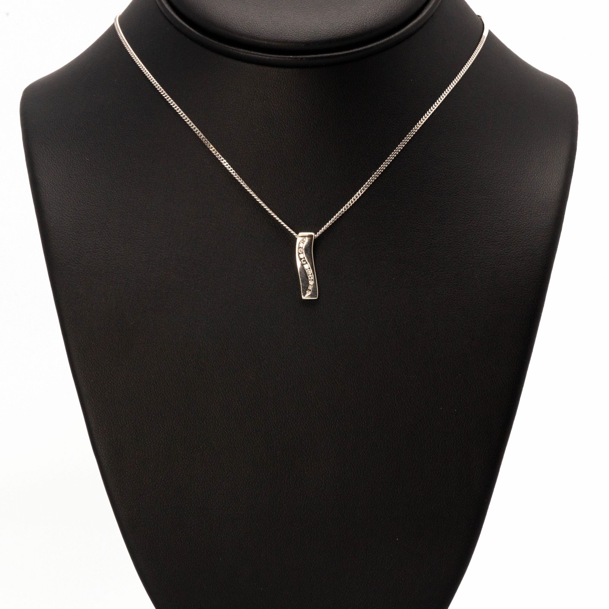 Gold diamond pendant set discount